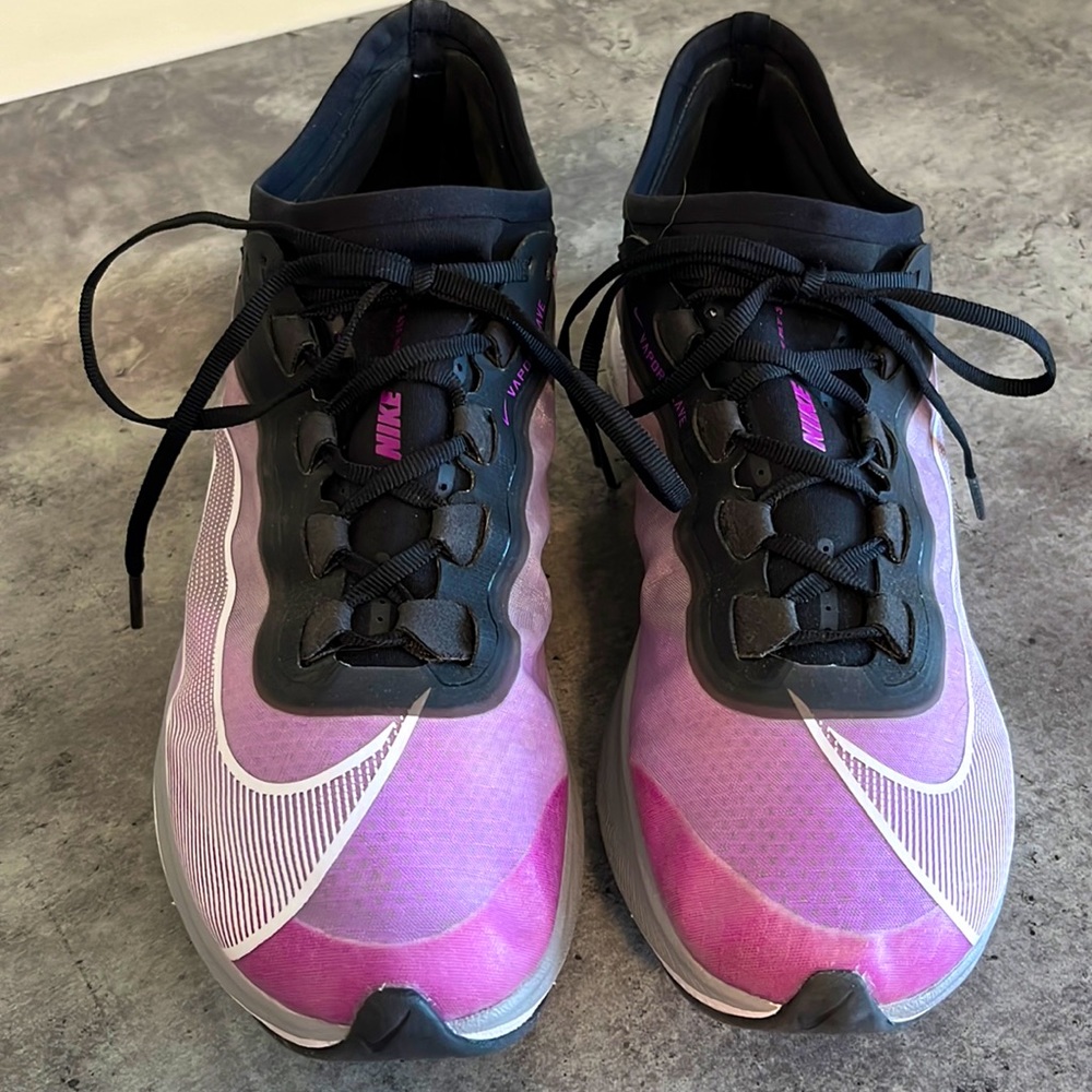 Women’s size 8 Nike Zoom Vaporweave running shoes.